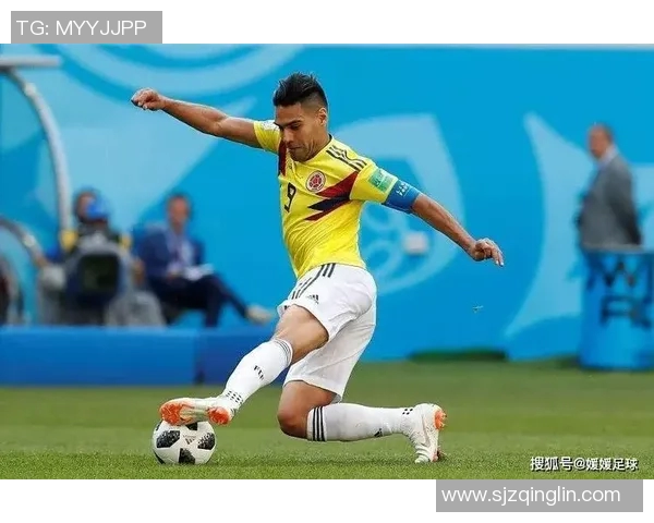 足球明星巧妙运用头部挡住飞来的足球展现惊人反应与技巧